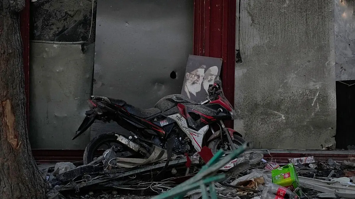 50 طائرة وأكثر من 100 ذخيرة.. إسرائيل تكشف تفاصيل استهداف مخبأ خامنئي السرّي