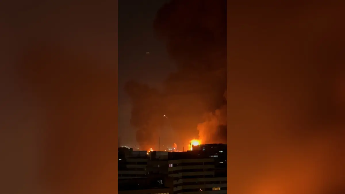 لحظة اشتعال النيران في مطار مهرآباد في طهران بعد غارات جوية