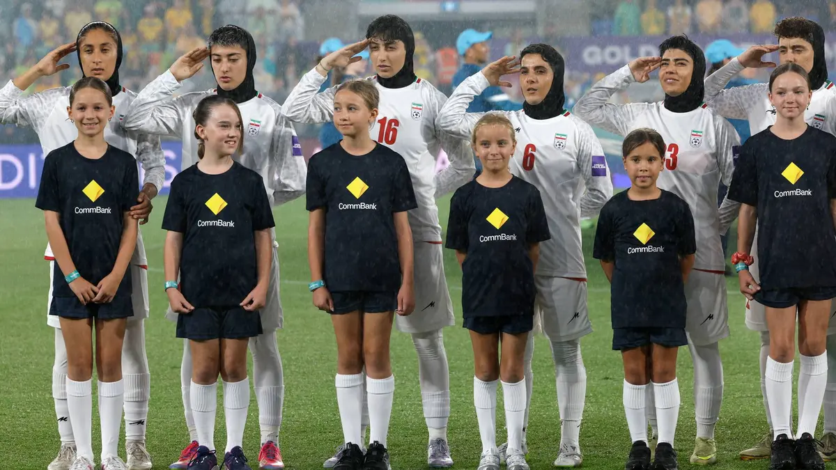 بين صمت الحداد وترديد النشيد.. تحول مفاجئ للاعبات إيران