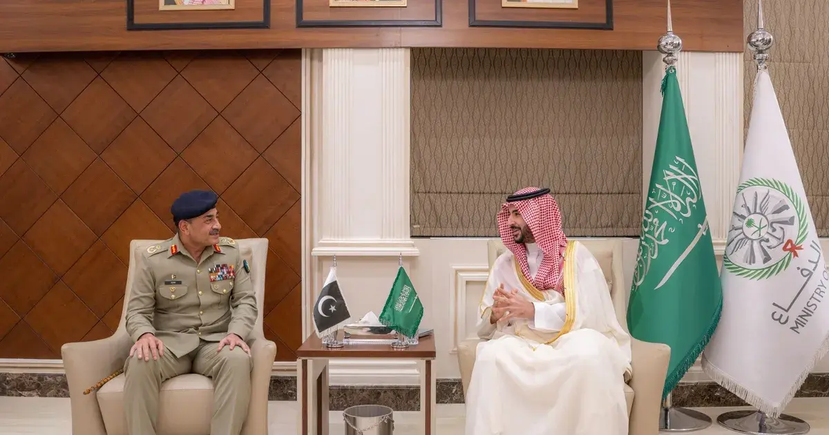 وزير الدفاع السعودي يبحث مع قائد الجيش الباكستاني الاعتداءات الإيرانية