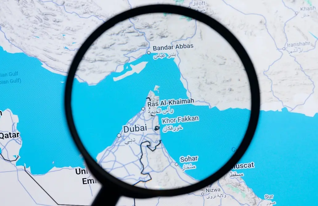 "فايننشال تايمز": شركة يونانية تواصل إرسال السفن عبر مضيق هرمز