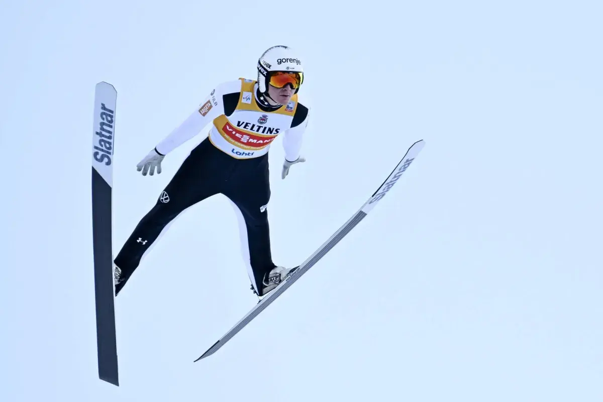 رغم استبعاده... السلوفيني بريفك يفوز بلقب بطولة العالم للقفز التزلجي