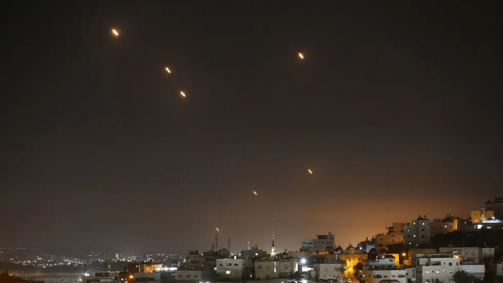 انطلاق موجة جديدة من الصواريخ الايرانية وإعلام إسرائيلي يتحدث عن انفجارات عنيفة في تل أبيب
