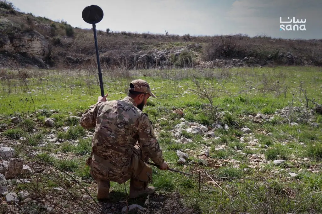 فرق الهندسة تواصل تطهير تلال نحشبا بريف اللاذقية من الألغام لتأمين عودة الأهالي إلى مناطقهم