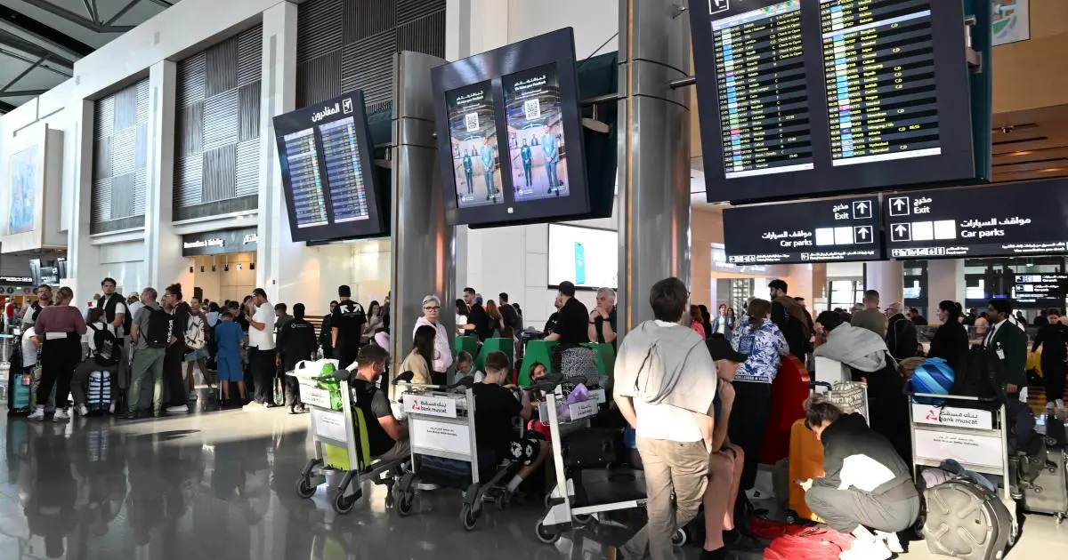 عُمان تجلي مواطنيها من إيران وتستقبل قادمين من الخليج