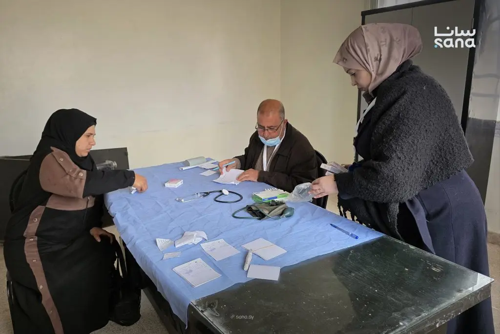 عيادة متنقلة لتقديم الخدمات الصحية في بلدة عين ذكر بريف درعا الغربي
