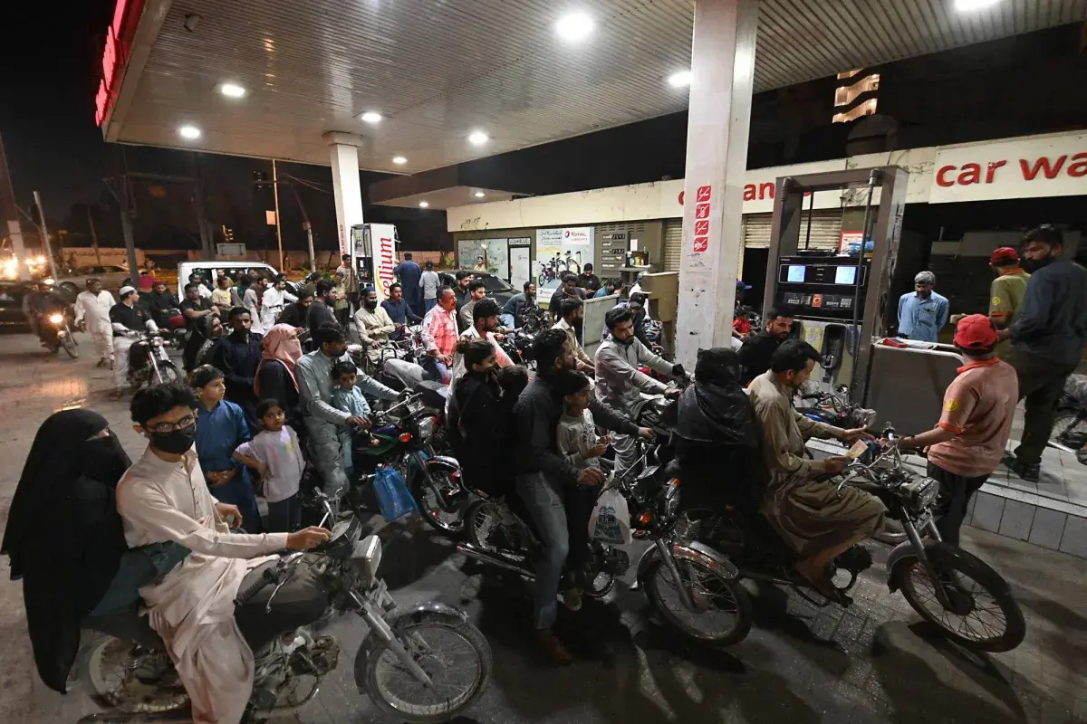 باكستان ترفع أسعار الوقود 20 %