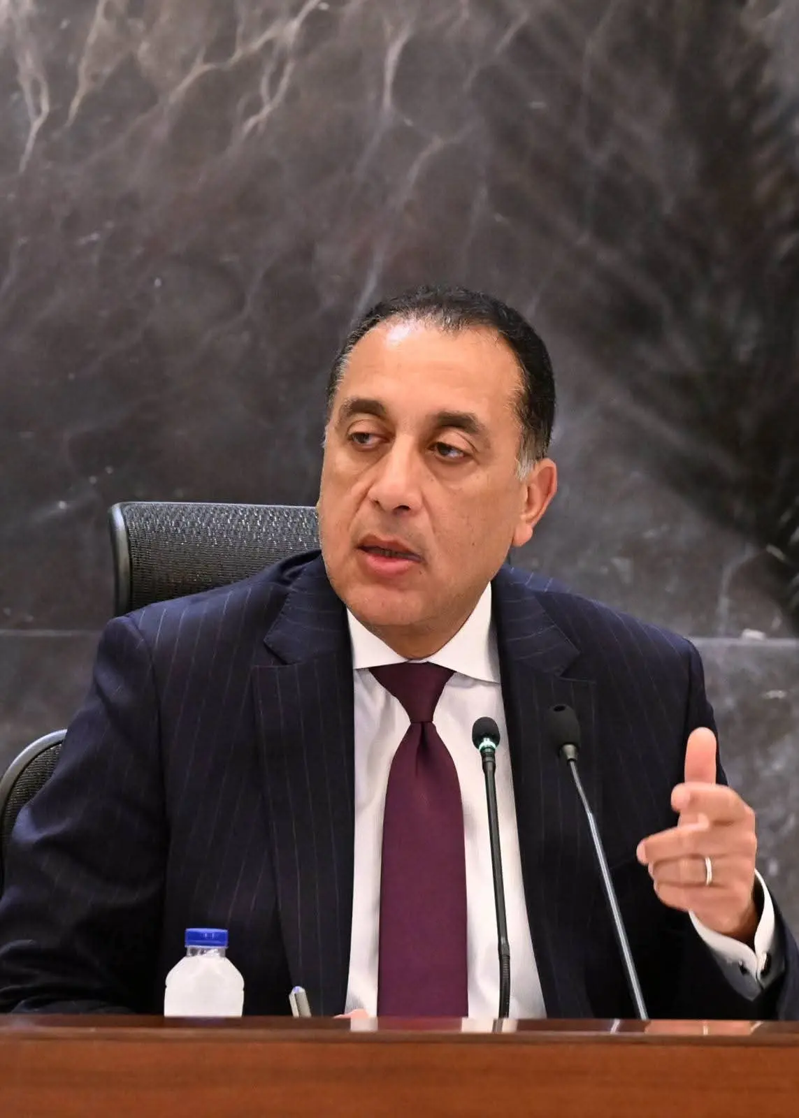 رئيس الوزراء يبدأ جولة تفقدية بالسويس لمتابعة عملية تغويز السفن المحملة بالغاز المسال بميناء سوميد