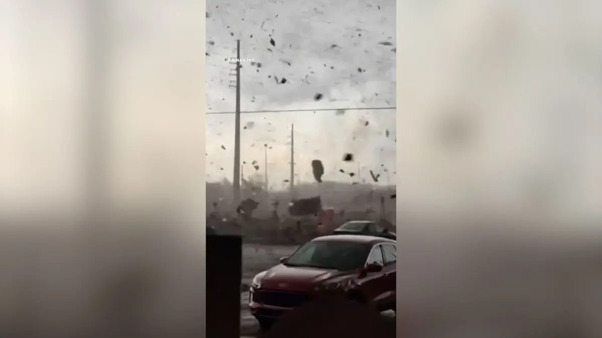 مشهد مرعب لإعصار يقترب بسرعة من أشخاص يحتمون داخل متجر في ميشيغان