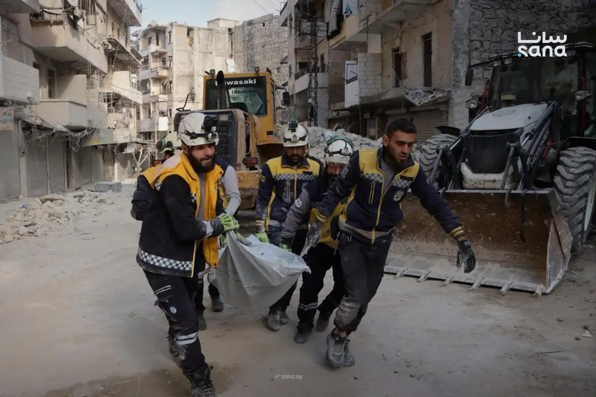 انتشال جثامين 3 نساء ورجل من تحت أنقاض المبنى السكني الذي انهار أمس الجمعة في حي الأشرفية بحلب