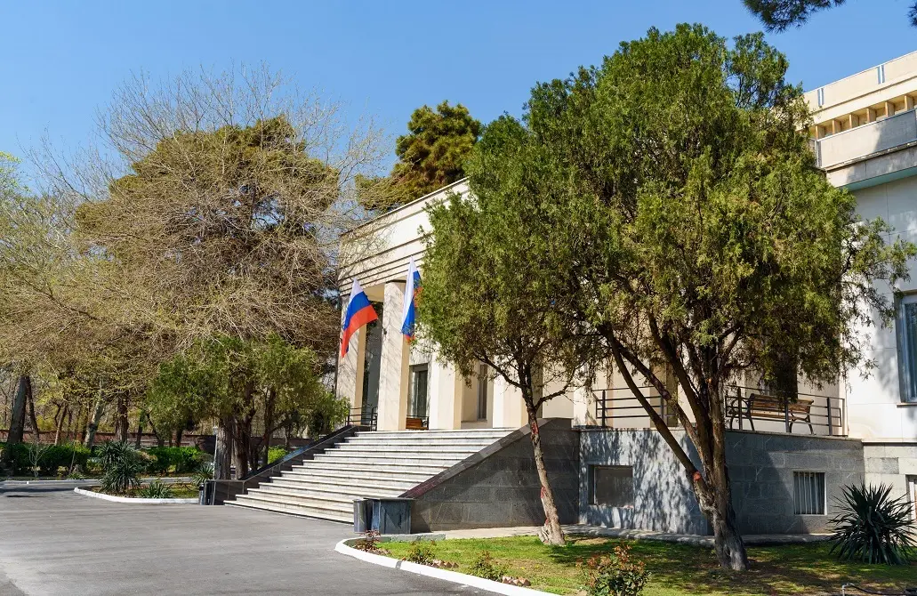 السفارة الروسية في طهران تؤكد إجلاء أفراد العائلات وبقاء الموظفين الأساسيين