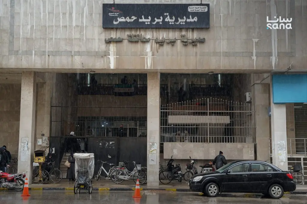 السورية للبريد في حمص تتخذ إجراءات لتحسين خدماتها وتخفيف الازدحام