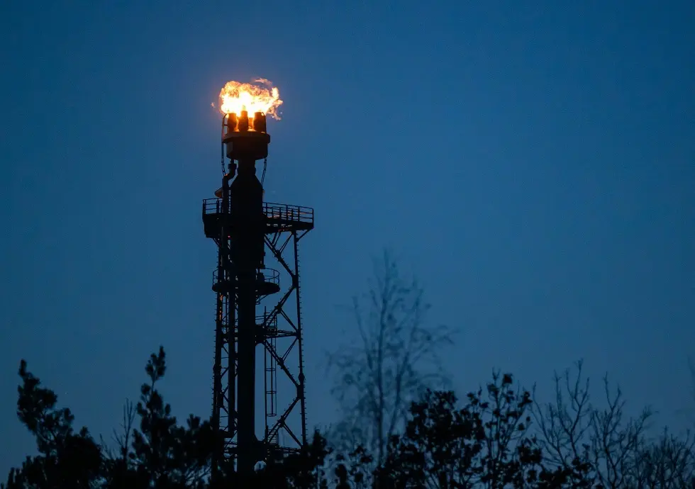 الولايات المتحدة تعلن نيتها السيطرة الكاملة على احتياطيات النفط الإيرانية