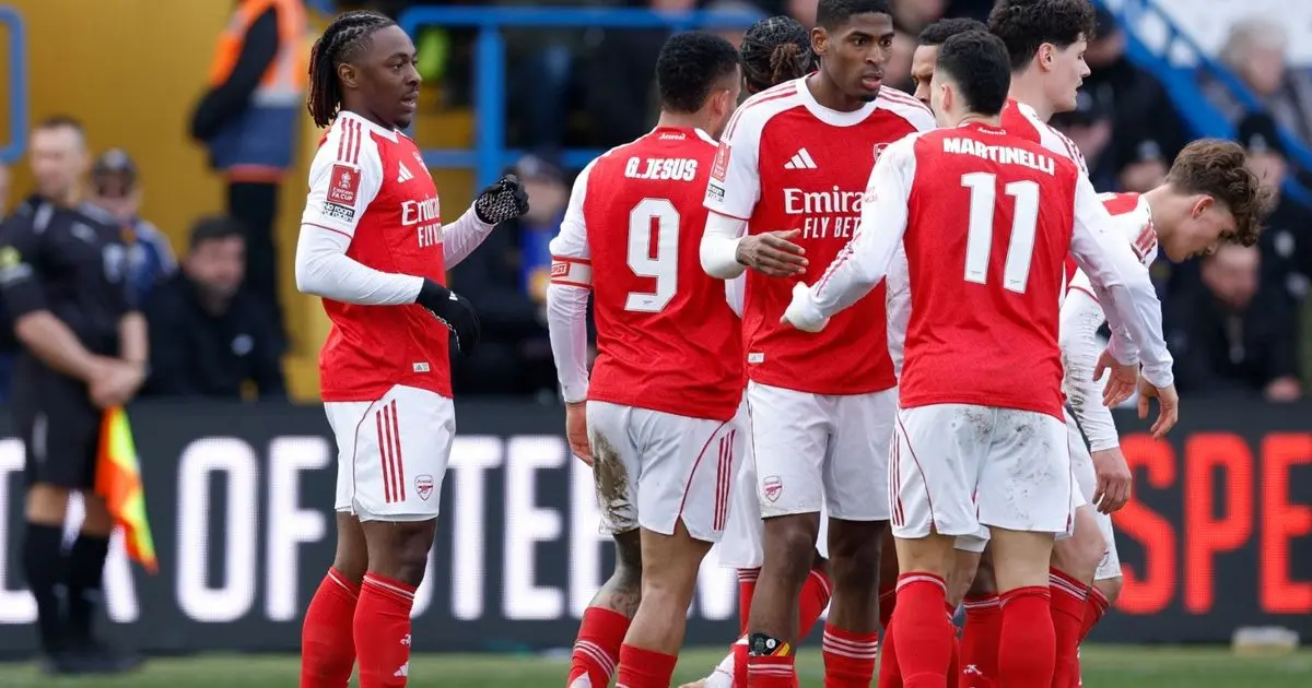 أرسنال ينجو من فخ مانسفيلد في كأس الاتحاد ويحتفظ بحلم الرباعية