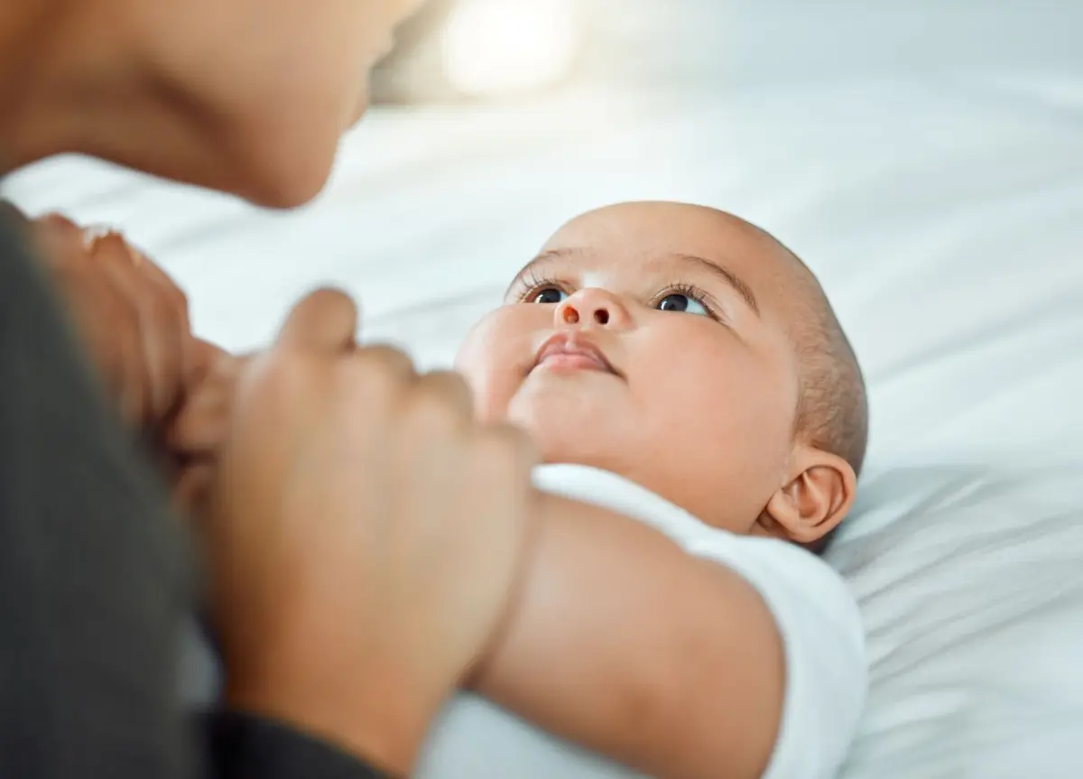 طفلي لا يشبهني في الملامح فهل يتغير؟ ومتى تظهر الجينات الحقيقية؟