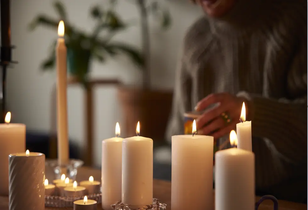 تحذيرات صحية من الشموع المعطرة داخل المنازل