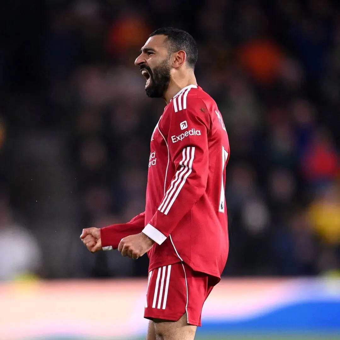 محمد صلاح يتفوق على واين روني ويرد عليه في الملعب (فيديو)