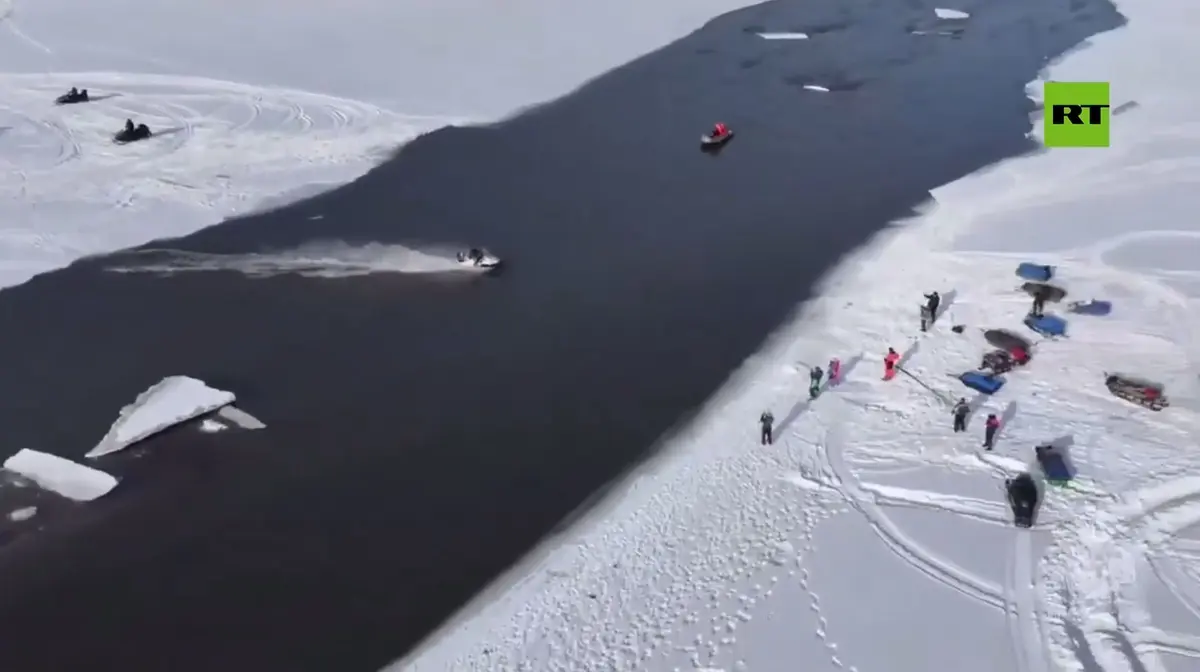 روسيا.. صيادون يجتازون فتحة مياه على زلاجات ثلجية في كامتشاتكا