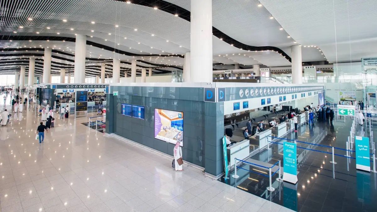 شهود عيان لـ "رؤيا أخبار": حالة ذعر وترقب بمطار الملك خالد في الرياض إثر دوي انفجارات عنيفة