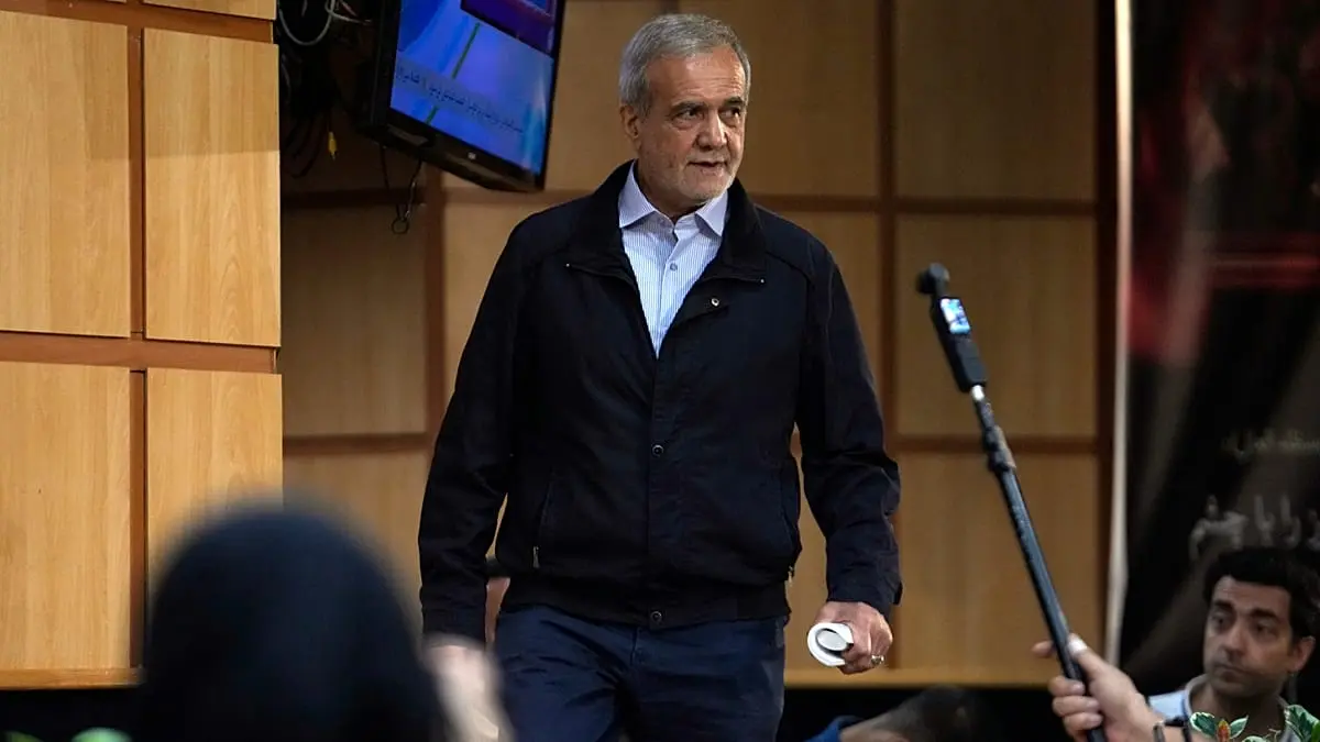 "تصدّع" داخل القيادة الإيرانية؟ تقرير يكشف "خلافًا" بين بزشكيان وقائد الحرس الثوري