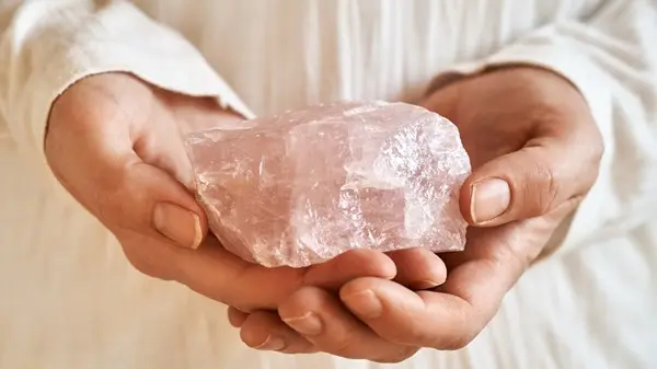 زهرة الخليج - بين الطاقة والجمال.. فوائد حجر الروز كوارتز وكيفية توظيفه يومياً