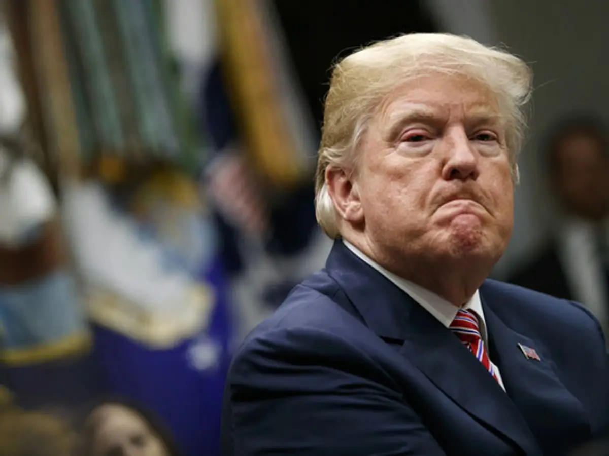 "رويترز": رهانات بملايين الدولارات تسبق قرارات ترامب تثير شكوكًا حول تسريب معلومات