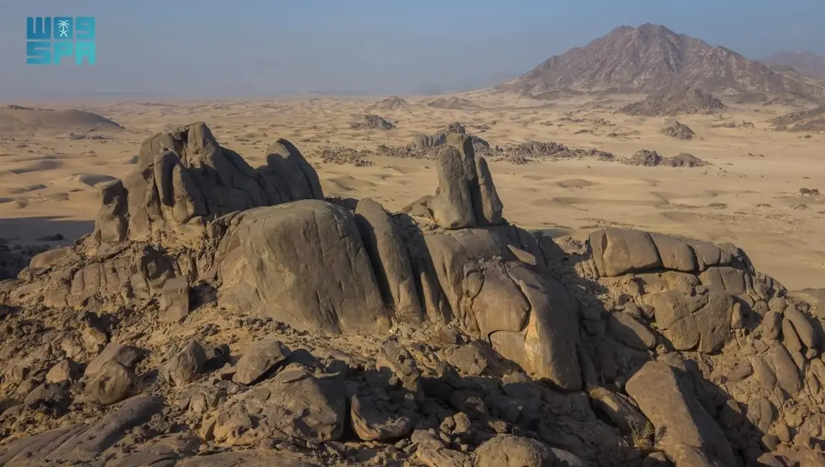 جبل أبو صادع بالليث وجهة استكشافية واعدة يعكس ثراء الجغرافيا وتراكم الذاكرة الإنسانية