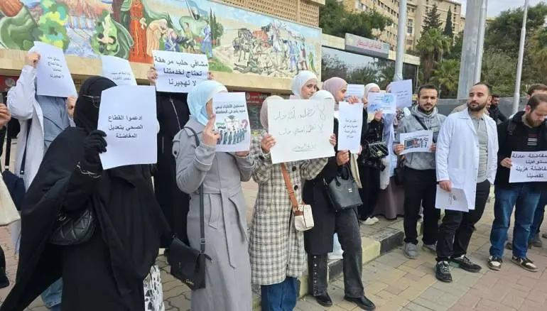 طلاب طب حلب يعتصمون احتجاجاً على تقليص مقاعد المفاضلة الموحدة