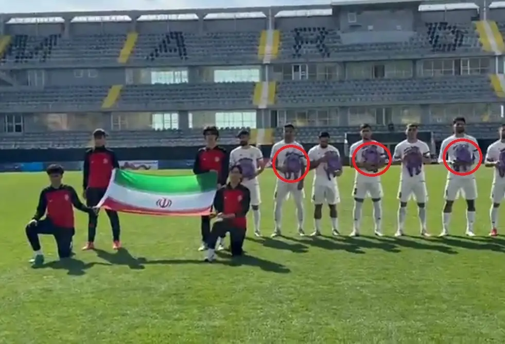شاهد.. ماذا فعل لاعبو منتخب إيران أثناء عزف النشيد الوطني قبل مباراة نيجيريا؟