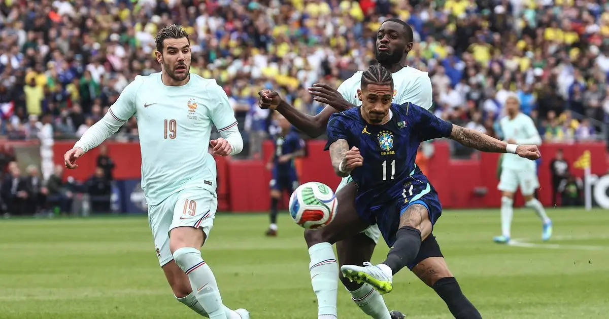 إصابة عضلية "طفيفة" لرافينيا مع البرازيل تقلق برشلونة