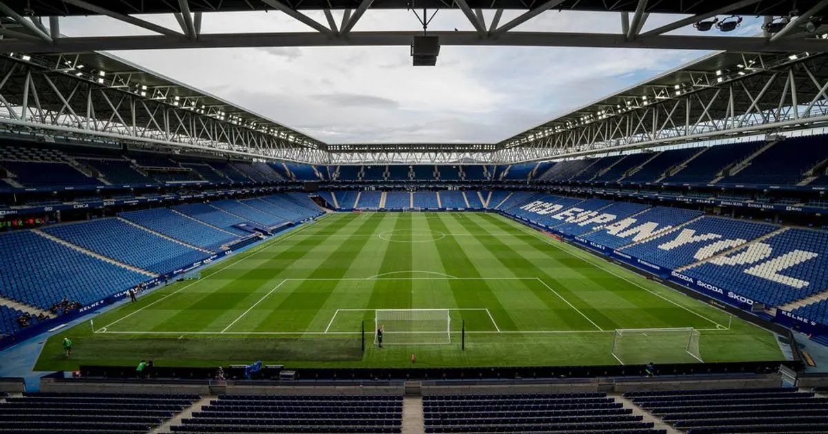 مصر تتحدى إسبانيا في برشلونة بعد تسوية مشكلة تنظيمية