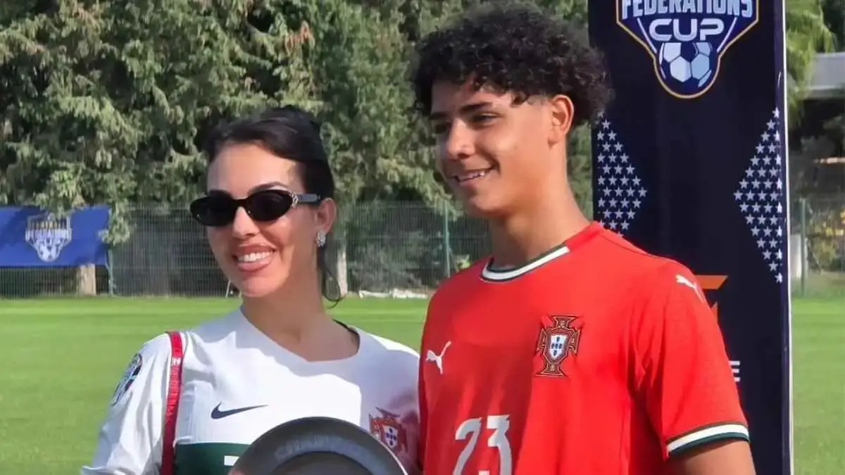 بوجود جورجينا.. كريستيانو جونيور يثير التكهنات بظهوره في تدريبات ريال مدريد (صورة)