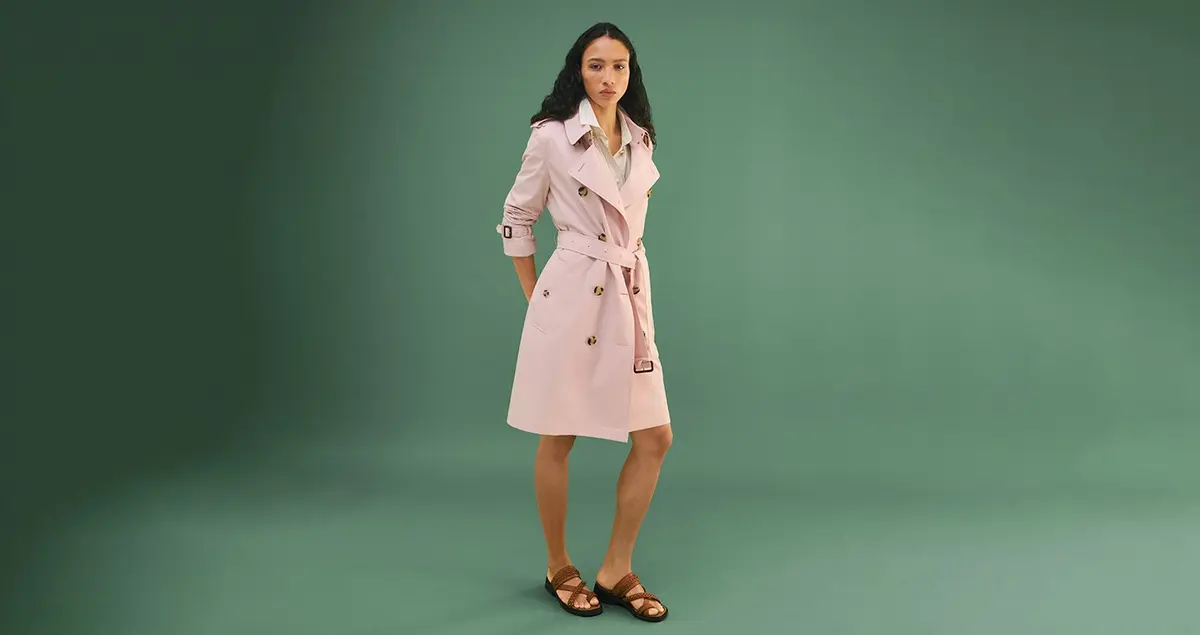 Burberry تعيد ابتكار معاطفها الأيقونيّة بروح صيفيّة جديدة