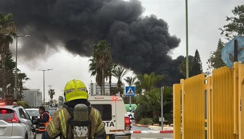 صاروخ إيراني يصيب مصنع كيماويات جنوب إسرائيل.. وأنباء عن تسرب مواد خطرة - موقع 24