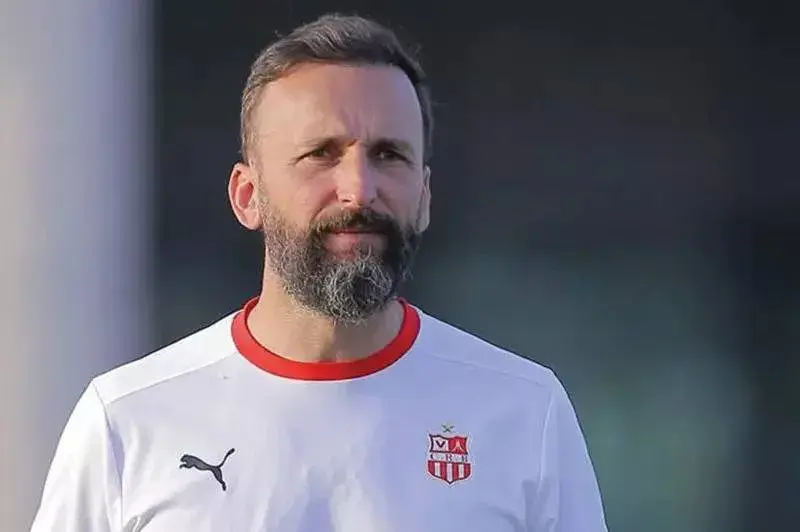 بلوزداد يوقف مدربه ويعاقب لاعبيه قبل مواجهة الزمالك