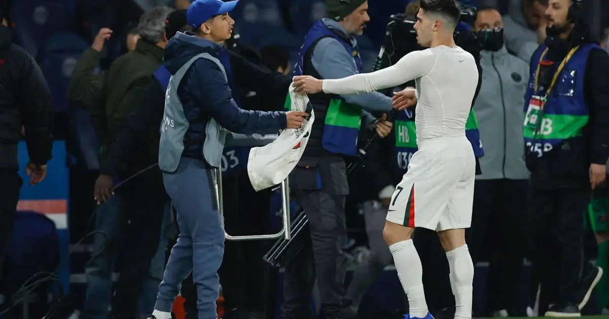 نيتو يفلت من الإيقاف بعد دفع "حامل الكرة" خلال مباراة سان جيرمان