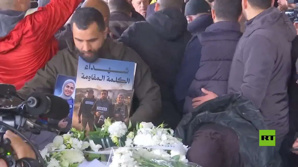 مراسم دفن صحفيين قتلا في غارة جوية إسرائيلية على جنوب لبنان