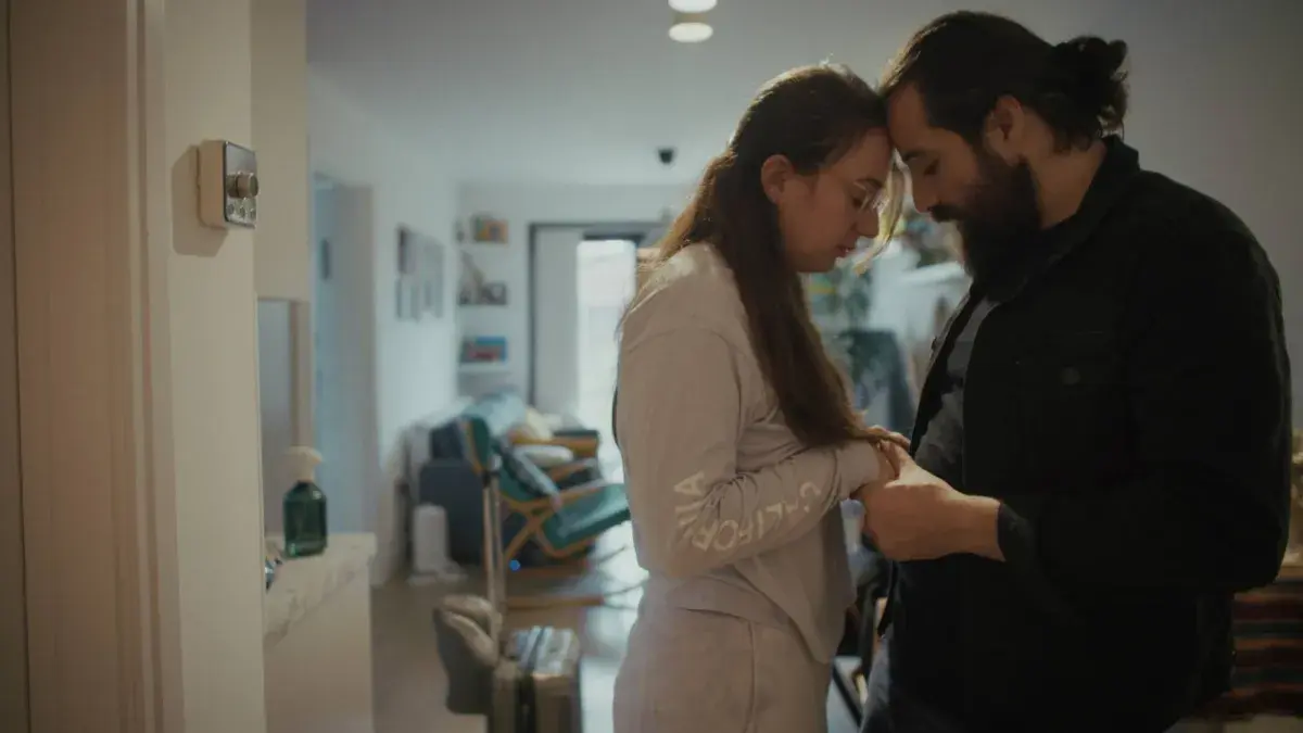 «عصافير الحرب» يوثق قصة حب صحافي سوري وزميلته اللبنانية