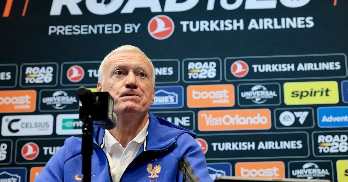 ديشان يرفض التعليق على "اختيار زيدان" لقيادة منتخب فرنسا