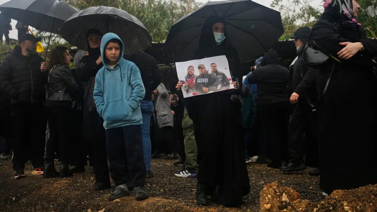 مئات الأشخاص يشيعون ثلاثة صحافيين في بيروت قتلوا جراء غارة إسرائيلية بجنوب لبنان