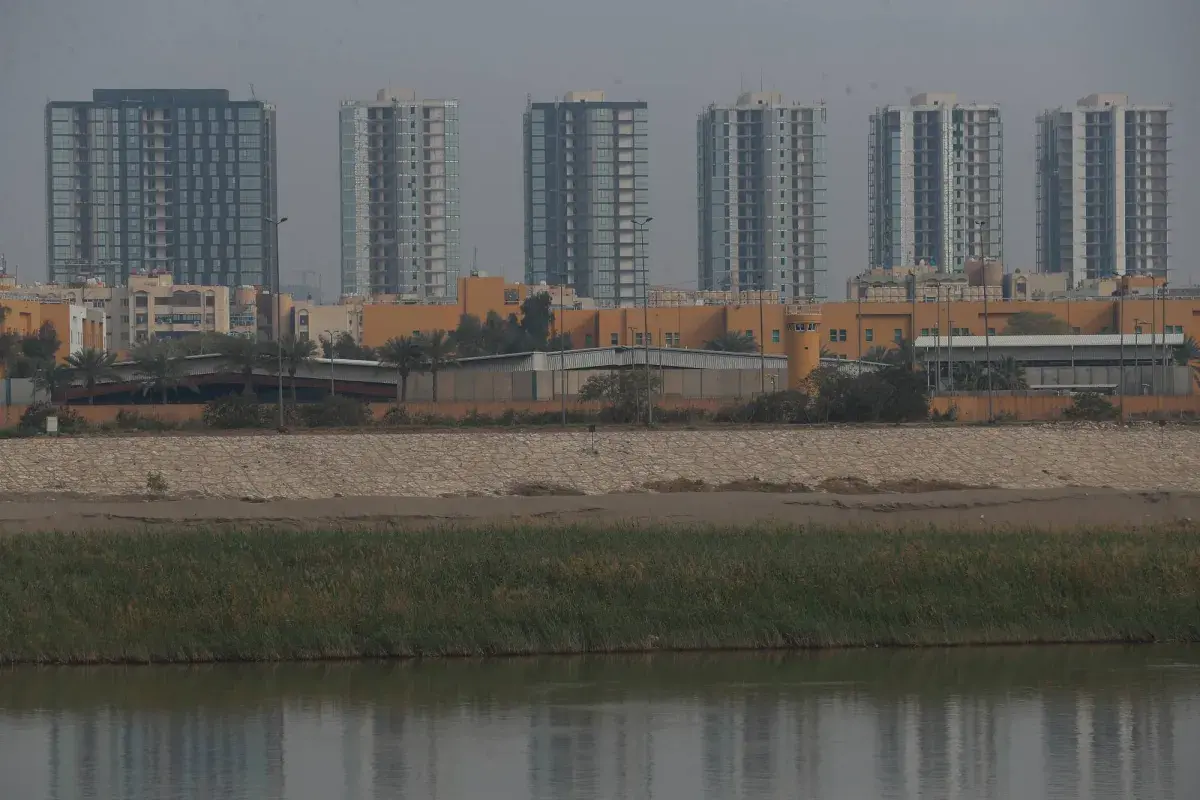 العراق: الدفاعات الجوية تتصدى لمسيّرتَين استهدفتا السفارة الأميركية في بغداد