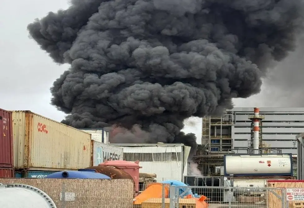 إسرائيل.. تسرب مواد خطرة من مصنع بالنقب بعد قصف إيراني وطلب إخلاء عاجل للمناطق حوله (فيديوهات)