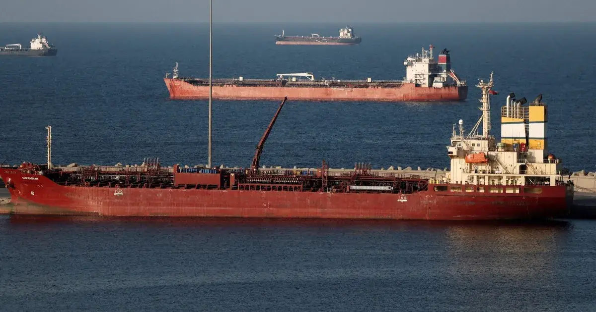 بعد سيطرتها على المضيق.. إيران تفرض مساراً جديداً لمرور السفن عبر هرمز