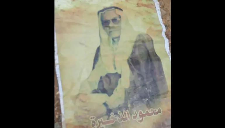 غضب في الرقة بعد إزالة صورة محمود الذخيرة من مديرية الثقافة وإلقائها في الشارع