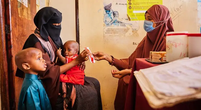 أكثر من 60 دولة تدمج اللاجئين والمهاجرين في سياساتها الصحية