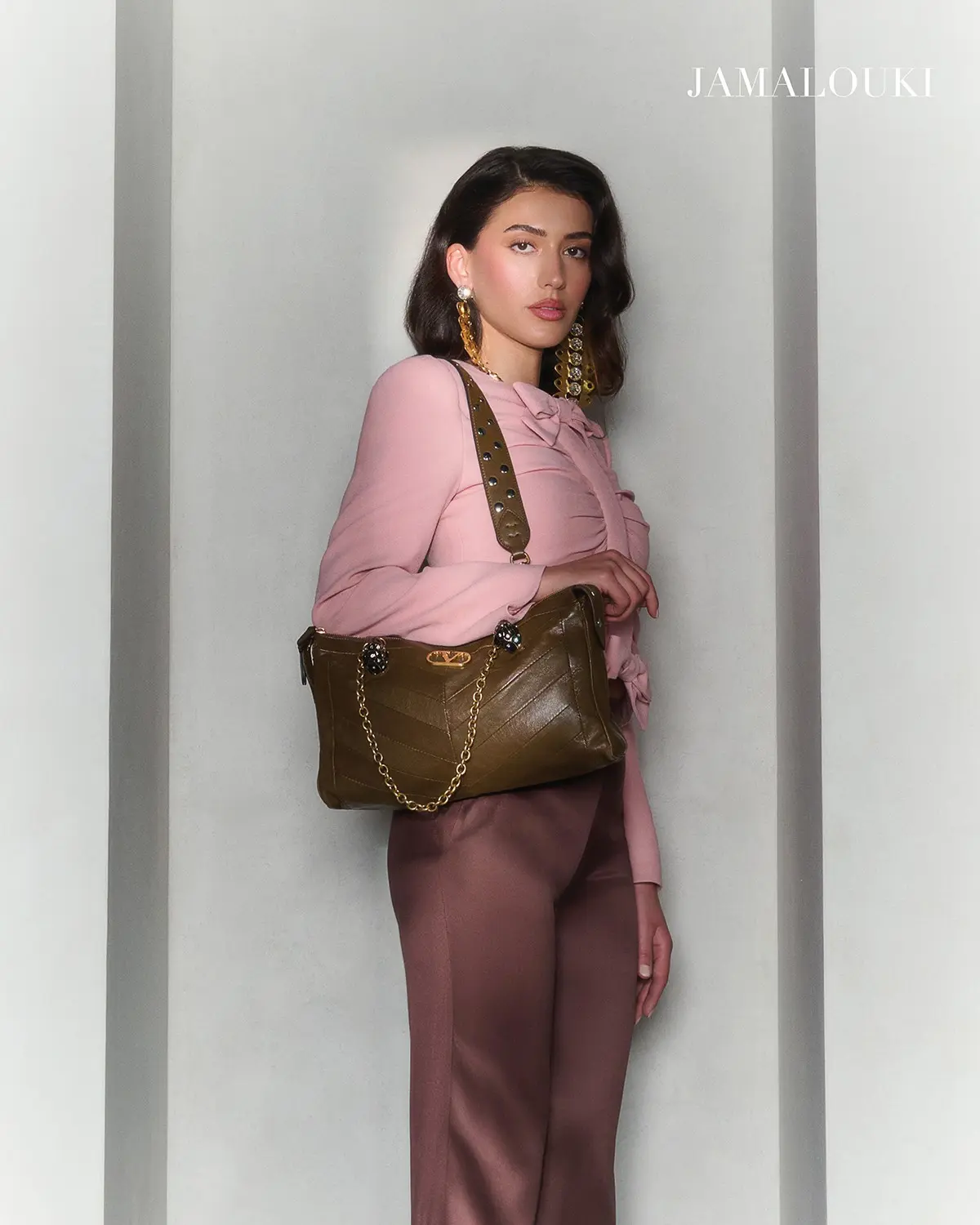 Valentino تحتفي بأنوثة متعدّدة الأبعاد في جلسة تصوير خاصّة