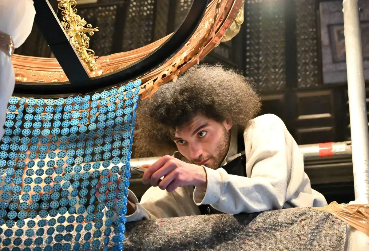 ثريا العيون الزرقاء في متحف «ليتون هاوس» بلندن: تعويذة ضد العنف والمحو