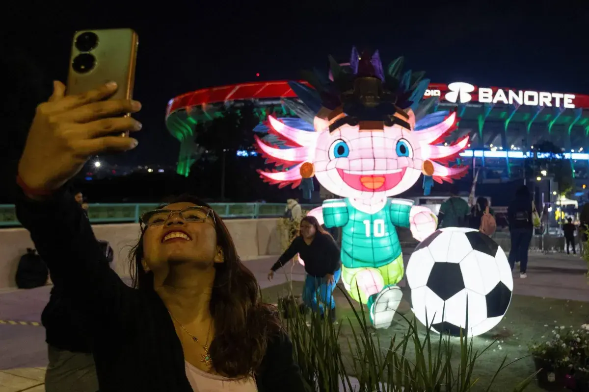 جماهير المكسيك تحتفل بإعادة افتتاح استاد «أزتيكا» متجاهلة توتر ما قبل كأس العالم