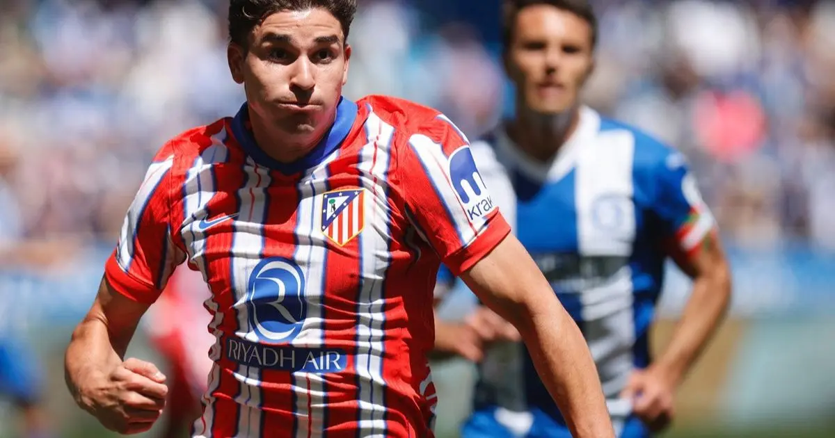 أتلتيكو مدريد يغري خوليان ألفاريز بـ"أعلى راتب" لإبعاده عن برشلونة