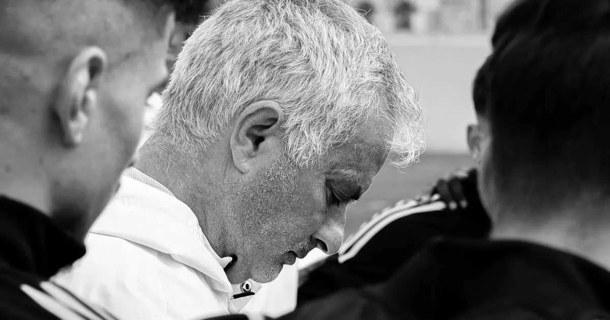 شاهد.. مورينيو ينهار حزناً على صديقه الراحل في ملعب بنفيكا